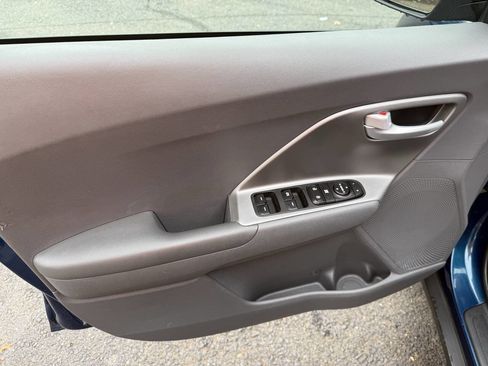 Used 2020 Kia Niro LX image 10