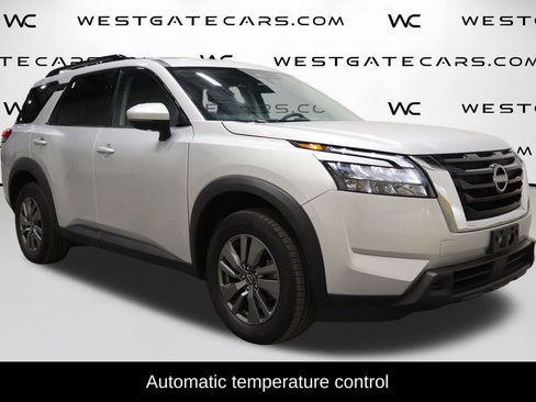 Used 2024 Nissan Pathfinder SV image 2