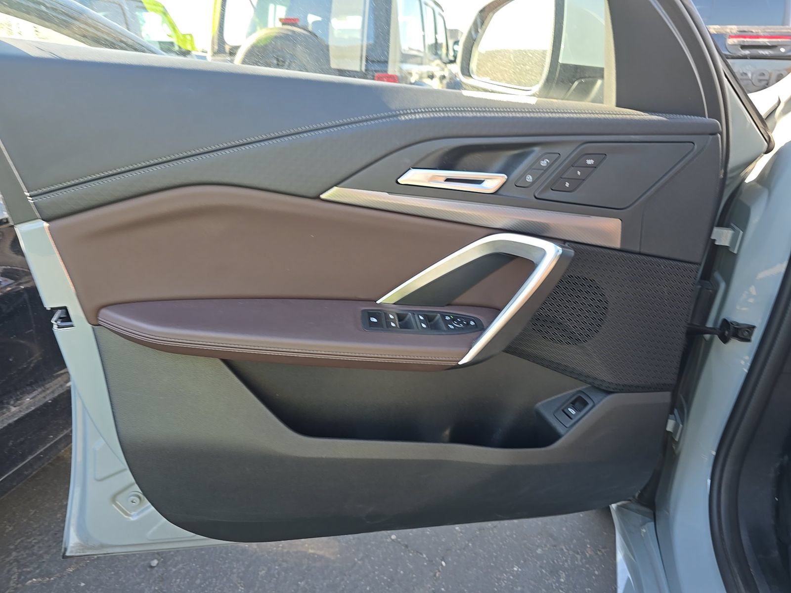 Used 2025 BMW X2 xDrive28i AWD/4WD image 3