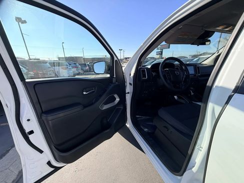 Used 2023 Nissan Frontier SV image 9