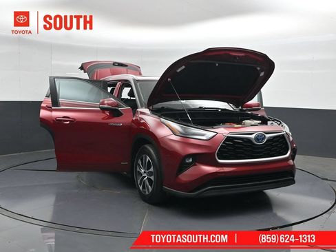 Used 2021 Toyota Highlander XLE AWD/4WD image 58