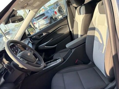 Used 2026 Chevrolet Trax LS w/ LS Convenience Package FWD image 11