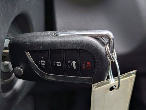 Used 2020 Toyota Camry LE image 33