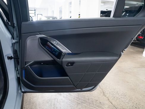 Used 2024 BMW 750e xDrive image 23