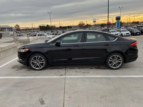 Used 2017 Ford Fusion SE w/ Equipment Group 201A image 2