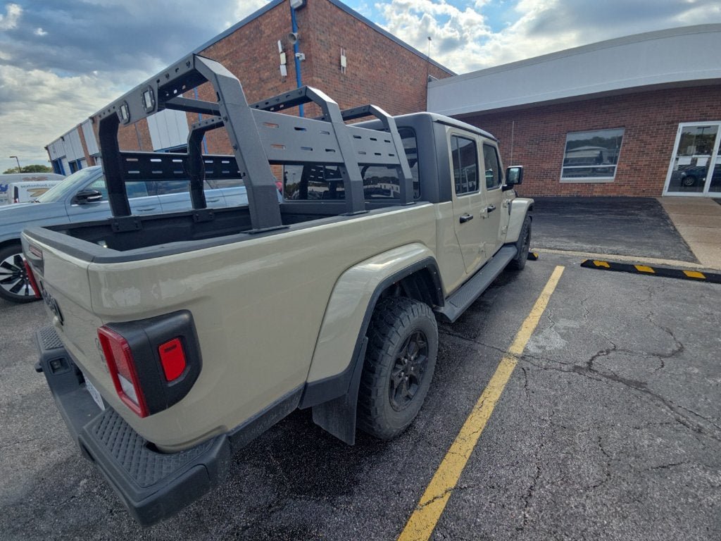 Used 2022 Jeep Gladiator Sport AWD/4WD image 2