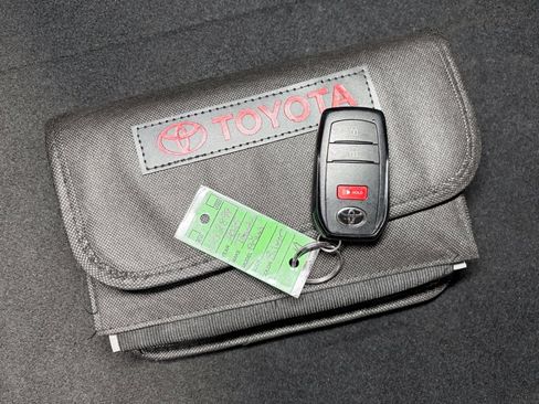 Used 2025 Toyota Prius Plug-In Hybrid image 20