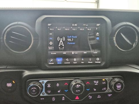 Used 2023 Jeep Gladiator Overland AWD/4WD image 26