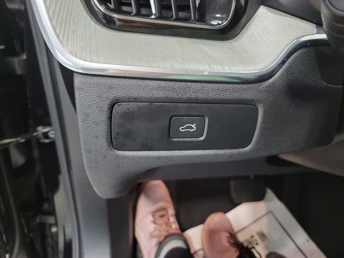 Used 2025 Volvo XC60 B5 Plus image 37