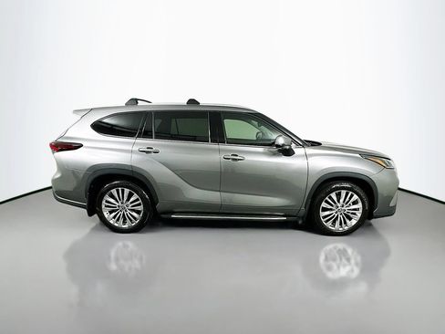 Certified 2025 Toyota Highlander Platinum AWD/4WD image 4