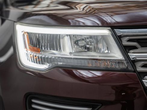 Used 2018 Ford Explorer XLT AWD/4WD image 12