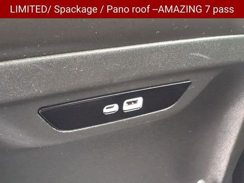 Used 2025 Chrysler Pacifica Limited FWD image 32