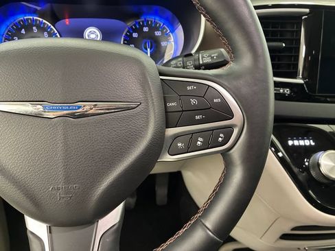 Used 2018 Chrysler Pacifica Touring-L w/ Advanced Safetytec Group FWD image 24
