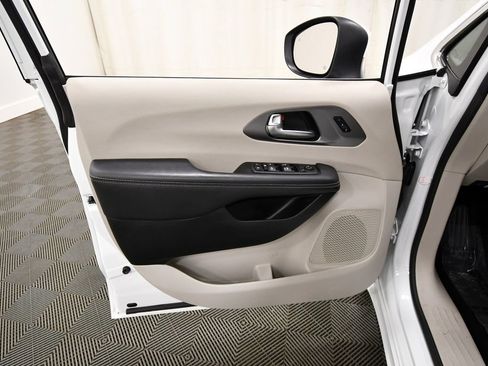 Used 2023 Chrysler Pacifica Touring-L FWD image 12