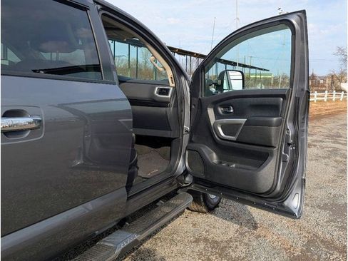 Used 2017 Nissan Titan SV image 11