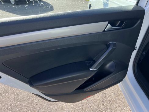 Certified 2022 Volkswagen Passat 2.0T SE image 19