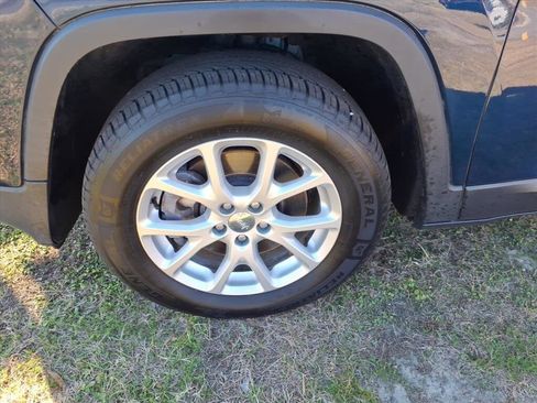 Used 2018 Jeep Cherokee Latitude w/ Cold Weather Group image 7