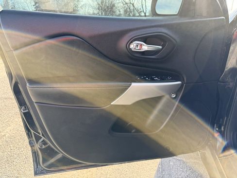 Used 2018 Jeep Cherokee Latitude Plus image 9