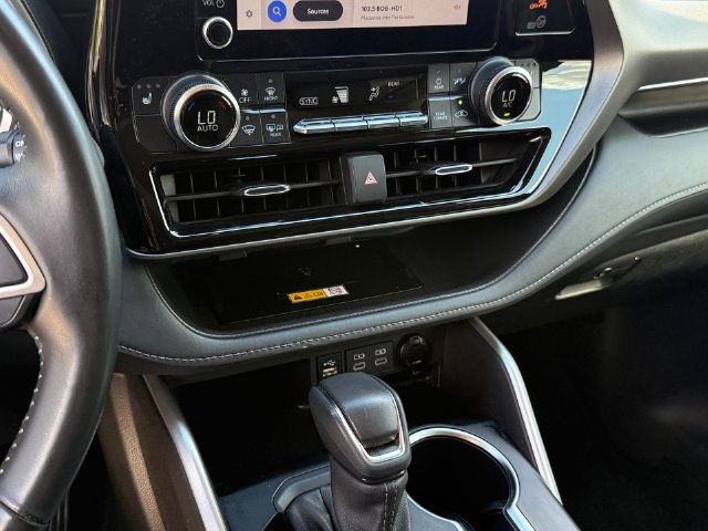 Used 2024 Toyota Highlander XLE AWD/4WD image 16