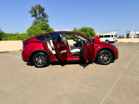 Used 2024 Tesla Model Y Long Range RWD image 36
