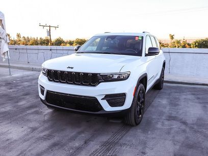 Used 2025 Jeep Grand Cherokee Altitude