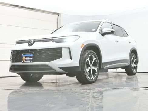 Used 2025 Volkswagen Tiguan SE AWD/4WD image 29