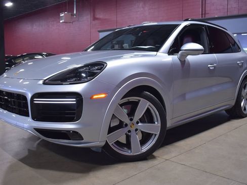Used 2021 Porsche Cayenne Turbo image 4
