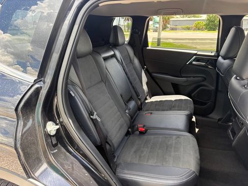 Used 2024 Mitsubishi Outlander SE Black Edition FWD image 15