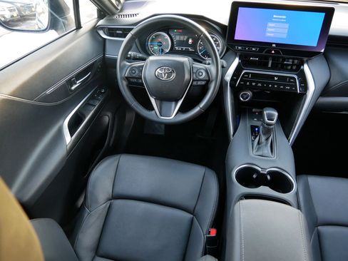 Used 2024 Toyota Venza XLE image 14