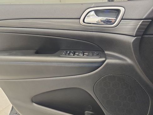 Used 2019 Jeep Grand Cherokee Laredo AWD/4WD image 36