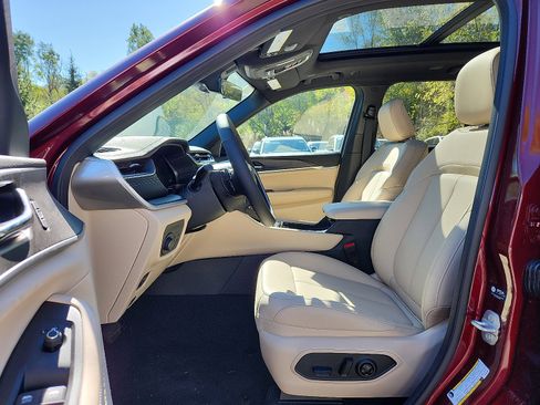 New 2025 Jeep Grand Cherokee Limited image 9