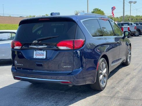 Used 2019 Chrysler Pacifica Limited w/ Tire & Wheel Group FWD image 3