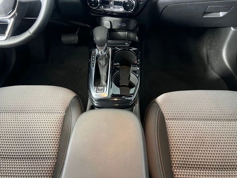 Used 2025 Chevrolet Trax LT w/ LT Convenience Package image 17