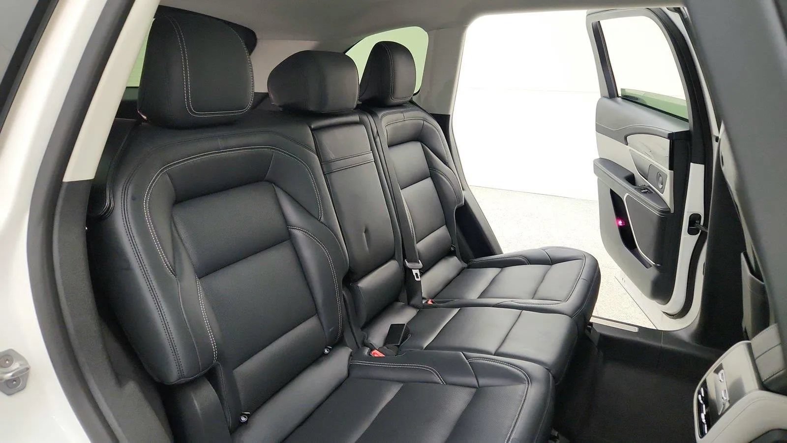 Used 2024 Lincoln Nautilus Premier w/ Equipment Group 102A AWD/4WD image 31