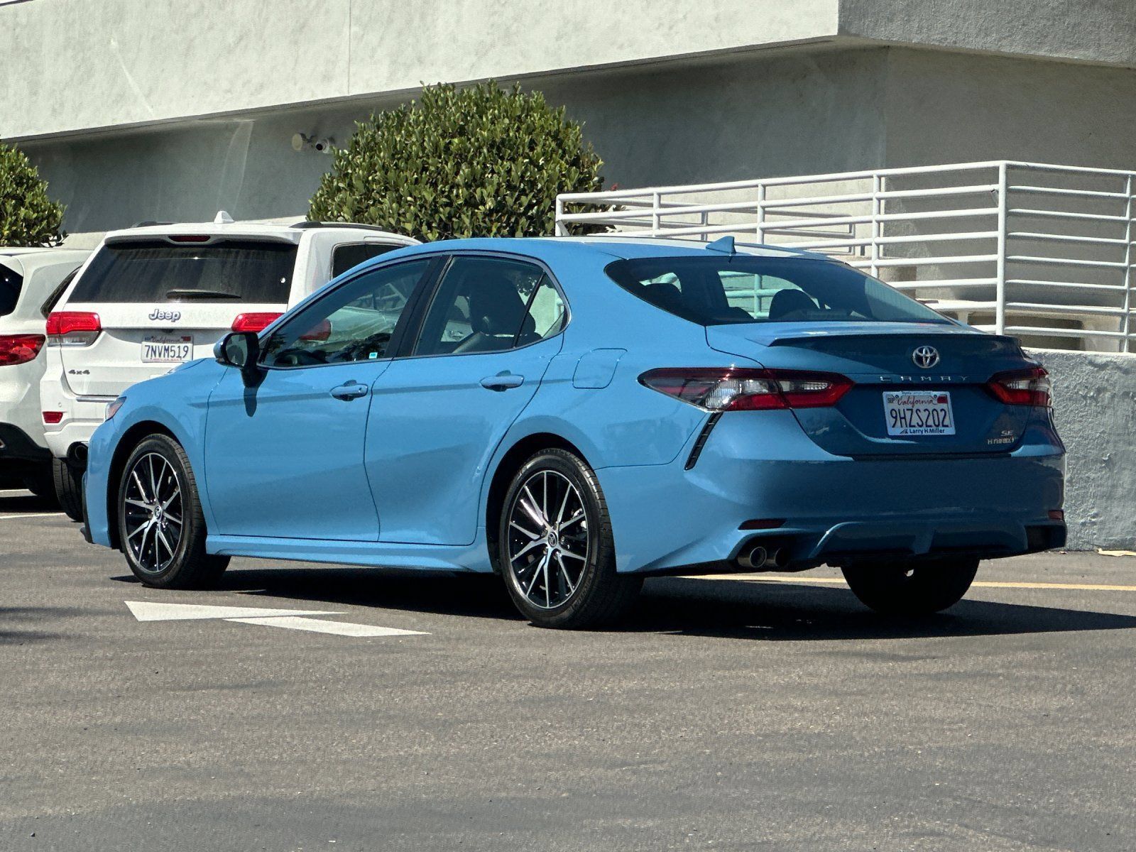 Used 2024 Toyota Camry SE w/ Cold Weather Package FWD image 3