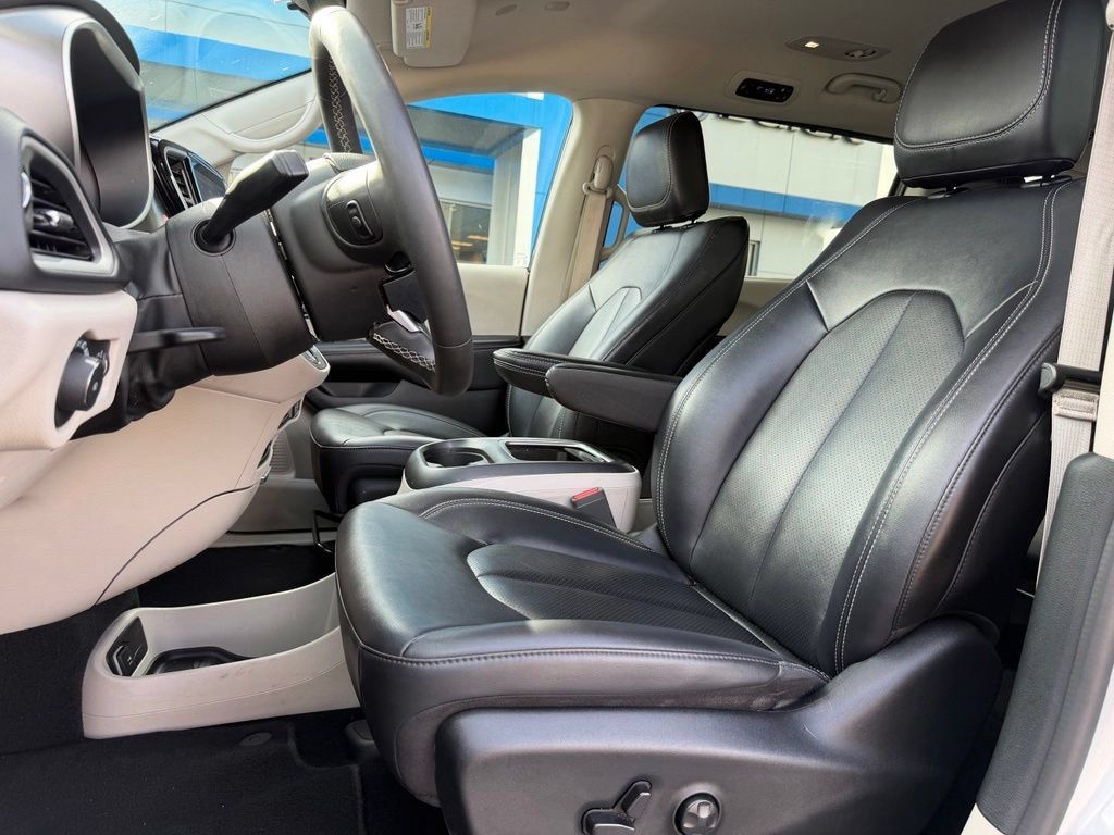 Used 2024 Chrysler Pacifica Touring-L FWD image 7