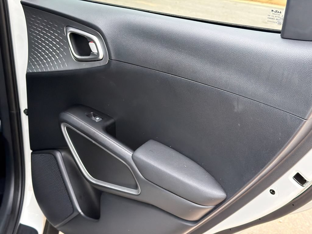 Used 2025 Kia Soul LX w/ LX Technology Package FWD image 16