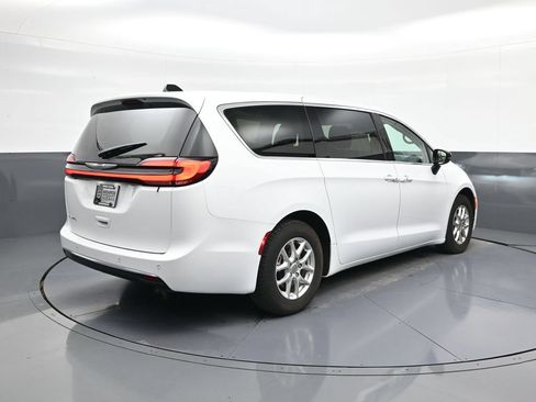 Used 2024 Chrysler Pacifica Touring-L FWD image 7