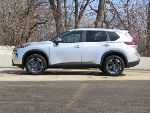 Used 2025 Nissan Rogue SV image 7