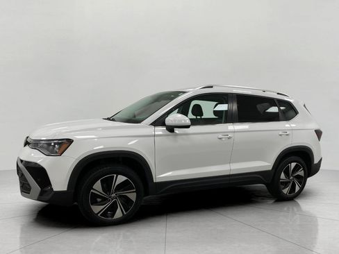 Used 2025 Volkswagen Taos SE AWD/4WD image 8