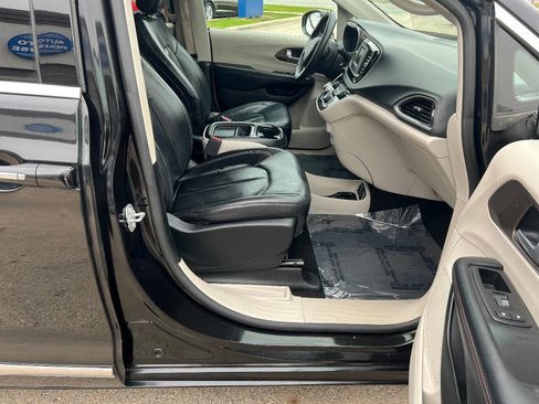 Used 2017 Chrysler Pacifica Touring-L image 28