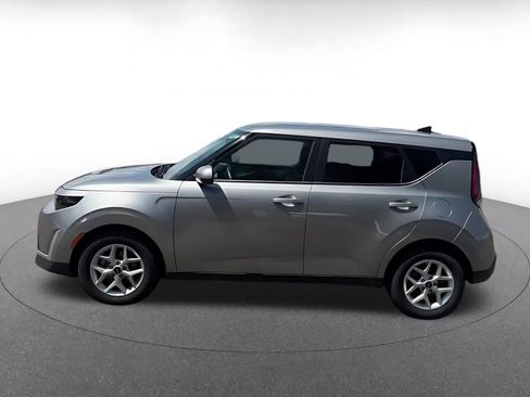 Used 2025 Kia Soul LX w/ LX Technology Package FWD image 9