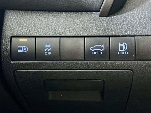 Used 2022 Toyota Camry SE image 10