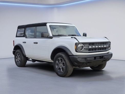 Used 2025 Ford Bronco Base image 2