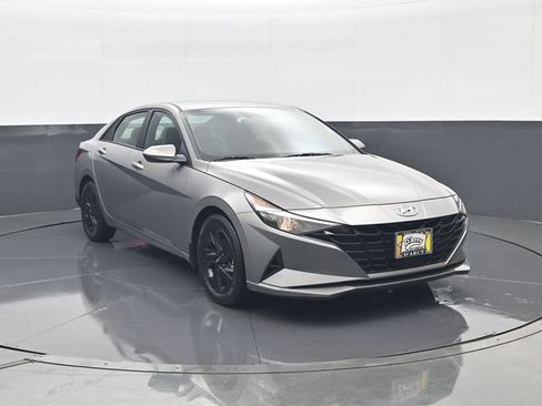 Used 2022 Hyundai Elantra SEL w/ Convenience Package FWD image 3