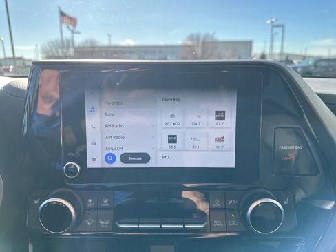 Used 2023 Toyota Highlander L image 3