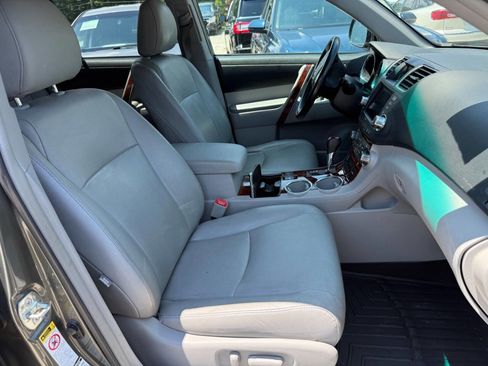 Used 2012 Toyota Highlander Limited w/ Tow Pkg AWD/4WD image 25