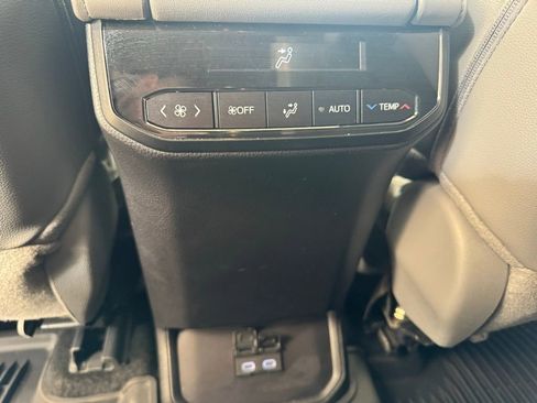 Used 2025 Toyota Highlander XLE image 12