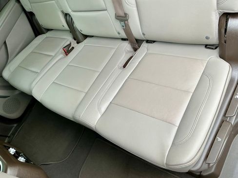 Used 2023 GMC Yukon SLT AWD/4WD image 30