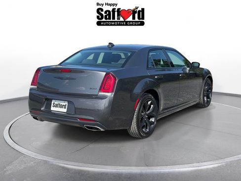 Used 2022 Chrysler 300 Touring w/ Sport Appearance Package RWD image 8